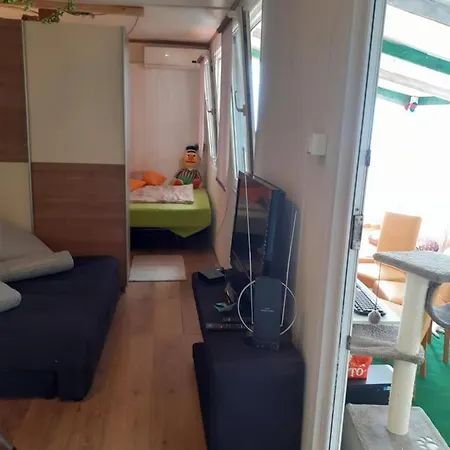 Cozy Small House On The Beach For Pet Lovers Kaštela
